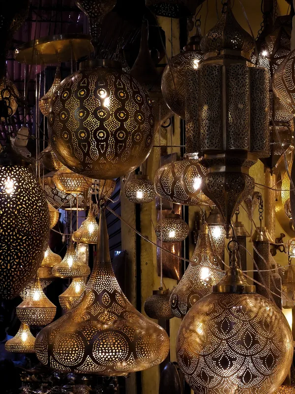 Gouden en zilveren Marokkaanse lantaarns in een souk in Marrakech