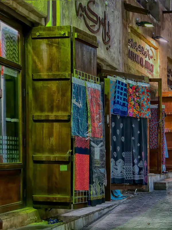 Houten deuren en geweven stoffen in de oude souk van Deira, Dubai