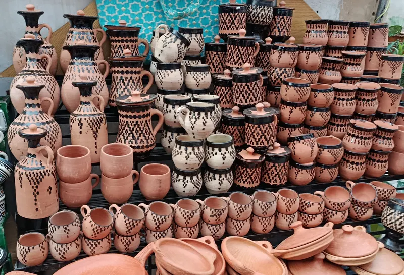 Aardewerk en keramiek op een markt in Fez, Marokko