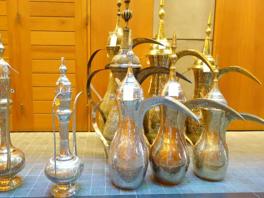 Luxe Emirati majlis met Arabische decoratie